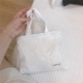 Detail der weißen Mini-Stofftasche mit Rosenstruktur und Simple Wish Etikett - Weiß