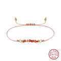 Dettaglio del bracciale in pietra naturale rosa intrecciato a mano con elementi in argento 925 - Agata Rossa Naturale