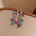 Orecchini a cuore con nappe rosa e blu, finitura argento e perline scintillanti - Perno in Argento Cuore Rosa Blu