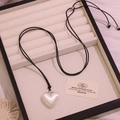 Long collier à pendentif cœur fini perle mate sur un élégant cordon noir fin - Argenté