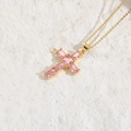 Elegante collana con croce d'oro e zirconi rosa su una base di pietra testurizzata - Rosa