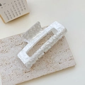 Elegante pinza grande para el cabello en acetato blanco perla con diseño rectangular - Pinza Cuadrada Grande / Blanco Mármol