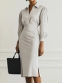 Détail de la robe en satin gris clair avec col en V et plis élégants à la taille - S / Gris clair