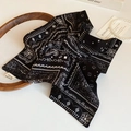Détail d'un serre-tête en tissu à motif paisley fait main avec perles et accessoires - Chouchou Imprimé / Noir