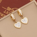 Boucles d'oreilles cœur dorées avec cristaux étincelants sur une boîte cadeau champagne - 2# Style Cœur / Doré