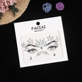 Gros plan de bijoux de visage en cristal irisé sur emballage avec des fleurs séchées - Blanc