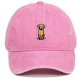 Détail de la broderie Golden Retriever sur une casquette en coton rose délavé - Rose