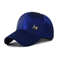 Vista laterale del cappellino baseball blu reale con logo M in metallo e raso - Blu zaffiro / Regolabile
