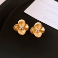 Eleganti orecchini a lobo a fiore in oro opaco con grappolo di zirconi centrali - Stile Fiore a Quattro Petali Opaco Satinato (HE31098) / Oro