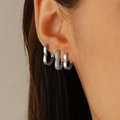 Dettaglio di un set di orecchini a cuore argento e polsino in cristallo pavé sull'orecchio - Set a Cuore Pavé di Strass Argento (4961)