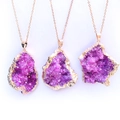 Drei Varianten violetter Kristall-Geoden-Halsketten mit Goldplattierung auf Goldketten - Rosarot