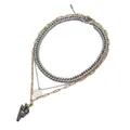 Détail du collier à trois rangs avec pendentif pièce de monnaie et breloque éclair - Or/Zirconium Noir