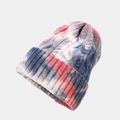 Λεπτομέρεια από πολύχρωμο πλεκτό σχέδιο tie-dye σε γυναικείο χειμερινό σκούφο - Κόκκινο Λευκό Μπλε-Γκρι Tie-dye (Χρώμα 3)