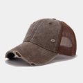 Λεπτομέρεια από καφέ vintage καπέλο trucker με δίχτυ που αναπνέει και πλυμένο βαμβάκι - Καφέ