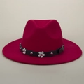 Chapeau Fedora magenta à bord large avec ruban en cuir noir et rivets à fleurs - M (56-58cm) / Rouge