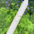 Detailansicht eines 18K vergoldeten Herzrings mit hohlem Design auf weißem Display - Herz-Stil