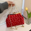 Rote Samttasche mit Goldmuster und Perlengriff für einen eleganten Vintage-Look - Rot