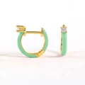 Dettaglio di orecchini a cerchio in smalto verde menta con placcatura oro e zirconi - Verde Menta