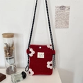 Dettaglio borsa a tracolla in feltro rosso con ricamo a fiore e tracolla a corda - Jacquard Fiori Rossi