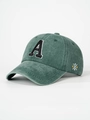 Dettaglio del cappellino da baseball in cotone lavato verde scuro con ricamo lettera A - Verde Scuro