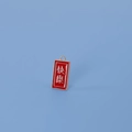 Détail d'un pendentif en émail rouge avec caractères chinois blancs pour le bonheur - Bonheur (2.6*1.2)