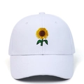 Weiße Baumwoll-Baseballkappe mit detailreicher gelber Sonnenblumen-Stickerei auf der Vorderseite - Verstellbar / Weiß