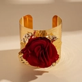 Brazalete metálico dorado con una gran rosa de tela roja oscura y detalles de hojas de oro - Dorado con Flor Roja Grande