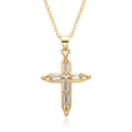 Collier croix dorée élégante avec pierres de zircone sur fond blanc pur - Style Strass Coeur Creux (B237)