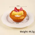 Künstlicher Eier-Tart-Kühlschrankmagnet mit Erdbeer- und Mangostücken, 7 cm Durchmesser - Mango Erdbeere Eiertarte (Ohne Blätter)