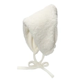 Nahaufnahme der flauschigen Lammwollmütze mit Ohrenklappen und weichen Bindebändern - M (56-58cm) / Weiß