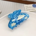Pince à cheveux bleue en acétate avec motif nuages blancs et texture perlée chic - 8.2cm / Bleu Nuageux
