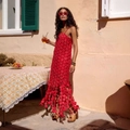 Abito rosso francese con pois traforati, vita alta, nappe e orlo asimmetrico irregolare - S / Rosso