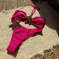 Detailweergave van de glinsterende lovertjes zeester op het roze bikini-topje - S / Rozerood