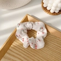 Vintage scrunchie met rode bloemen en groene bladeren op witte stof in houten dienblad - #8 Rode Bloemen Haarelastiek