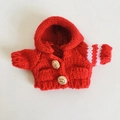 Rote Strickjacke mit Kapuze, weißen Streifen und Goldknöpfen für 17cm Plüschpuppen - Geeignet für 17cm Anhängerpuppen / Roter Kapuzenmantel mit goldenen Knöpfen / Rot