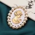 Spilla cammeo vintage con profilo di donna e bordo di perle su tessuto di seta verde - Grande / Bianco