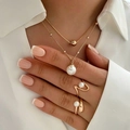 Elegante conjunto de collar de perlas de doble capa y anillos dorados en modelo - Combinación de Collar de Perlas Artificiales de Doble Capa y Anillo (6368301HB)