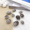 Lot de dix pommes de pin naturelles avec finition enneigée blanche pour décor d'hiver - Pommes de pin mélèze peintes en blanc 1.5-2.5cm