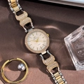 Gros plan d'une montre à quartz bicolore de luxe avec lunette sertie et cadran texturé - Boîtier Bicolore Cadran Blanc