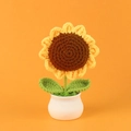 Handgestrickte Sonnenblume im weißen Keramiktopf vor einem orangefarbenen Hintergrund - Sonnenblume kleine Topfpflanze (7 Lagen) / Abgerundet Hellbraun