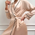 Champagne satijnen badjas met zwarte contrast bies en ceintuur voor dames - S / Champagne