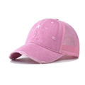 Dettaglio del cappellino rosa in cotone lavato con ricamo a farfalla ed effetto usurato - Regolabile / Rosa