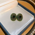 Gros plan de boucles d'oreilles émeraude vintage avec diamants sur boîte à bijoux en satin - 25# Tige en argent - Or antique - Style vert
