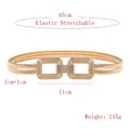 Dettaglio della cintura elastica dorata a catena con doppia fibbia quadrata in metallo - Taglia unica / Oro