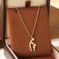 Collier pendentif mère et fille doré avec émail rose sur un présentoir en velours - Style silhouette émail mère tenant la main de sa fille (KN292753-Z)