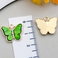 Pendentif papillon doré avec émail vert et strass clairs, vue de taille de 1,8 cm - Vert