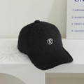 Dettaglio cappello in pile nero per bambini con ricamo R e visiera in velluto a coste - 52-54cm (3-8 Anni) / Nero