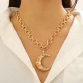 Collana a catena dorata con ciondolo a mezzaluna testurizzato e chiusura a levetta OT retrò - Pendente Luna Martellata (0679) / Oro