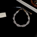 Dettaglio del bracciale ritorto in argento con zirconi e catena di estensione regolabile - Intrecciato / Argento / Bracciale