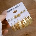 Détail d'un lot de 6 paires de boucles d'oreilles dorées avec perles et créoles sur carte - Ensemble Coeur Perle Doré (Z03)